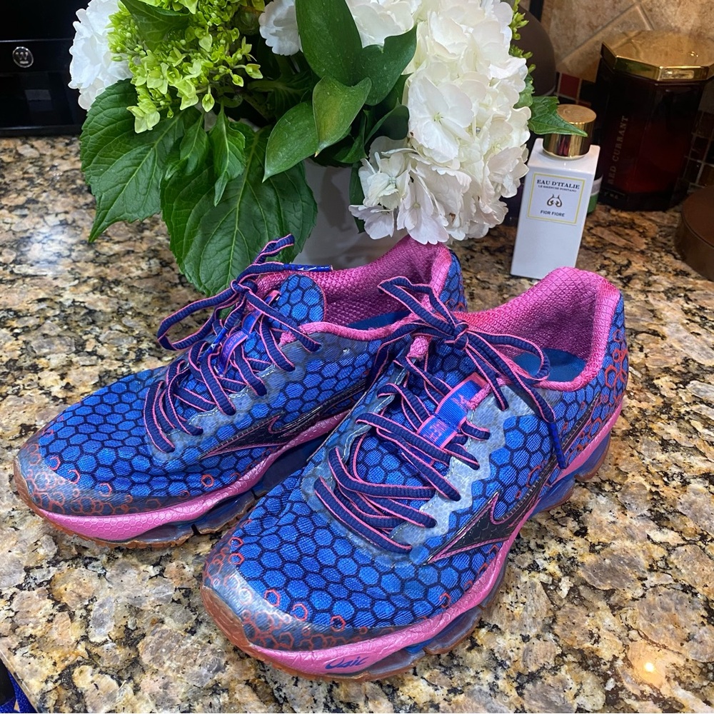 Mizuno Wave Prophecy 3. Blue and Pink Cross trainers. Cool Dynamic Design ! - Picture 10 of 13